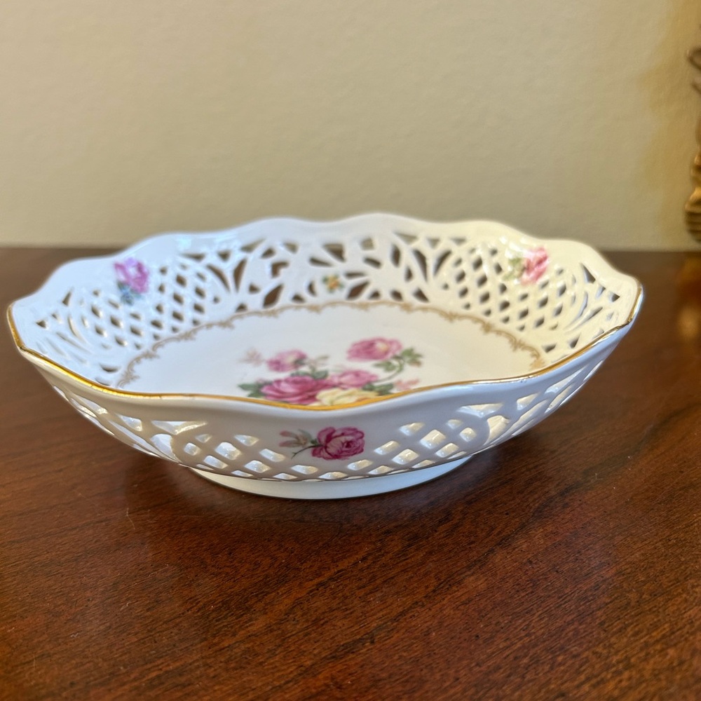 Antique Bavaria Schumann Germany pierced porcelain floral bowl - Picture 2 of 3